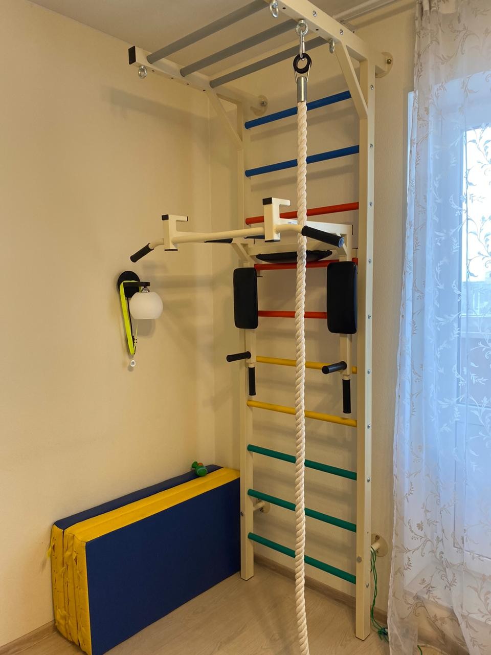 шведская стенка в квартиру с креплением элементов по принципу лего